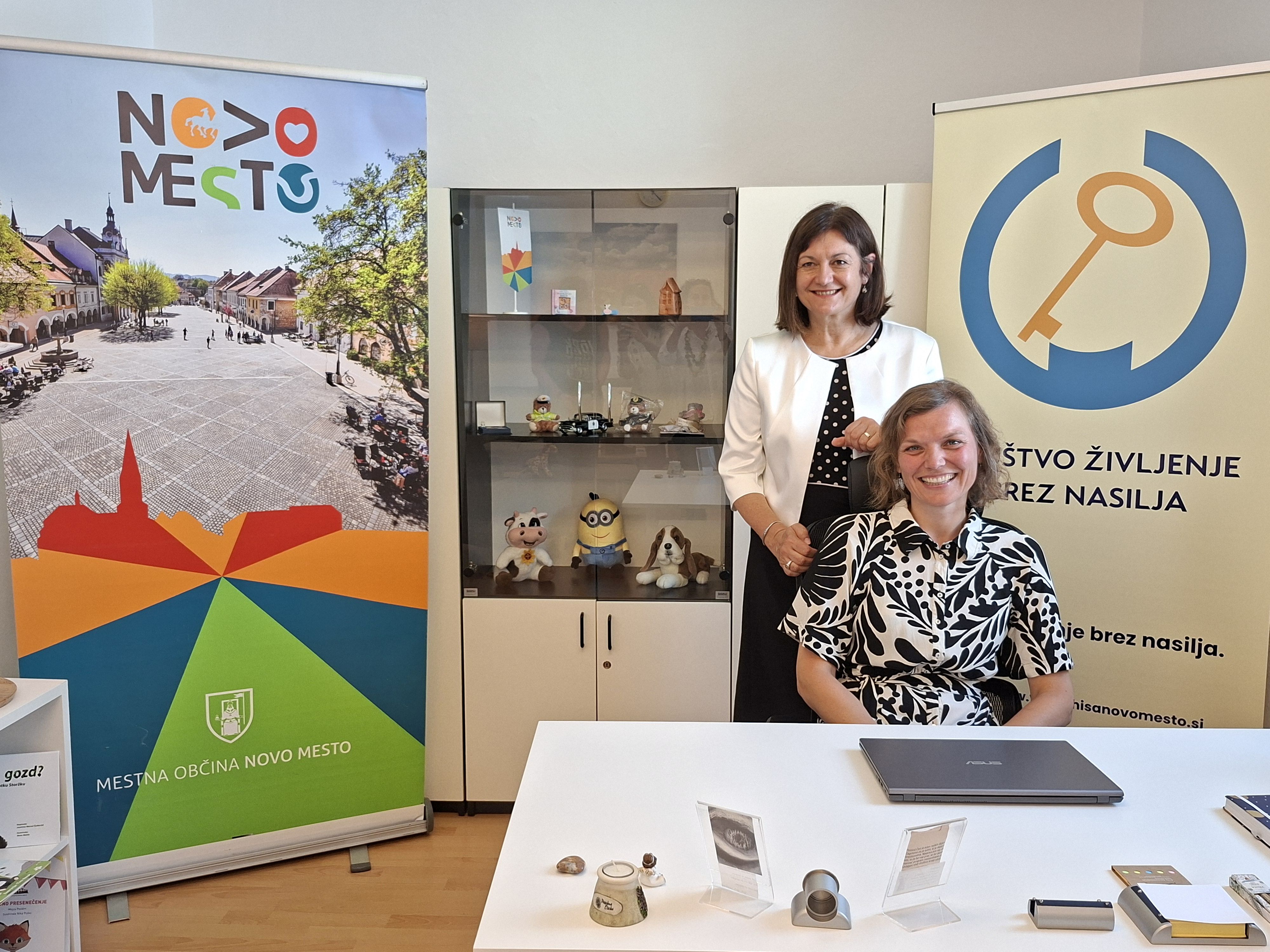 Natalija Petakovič in Vesna Draginc -ležeča